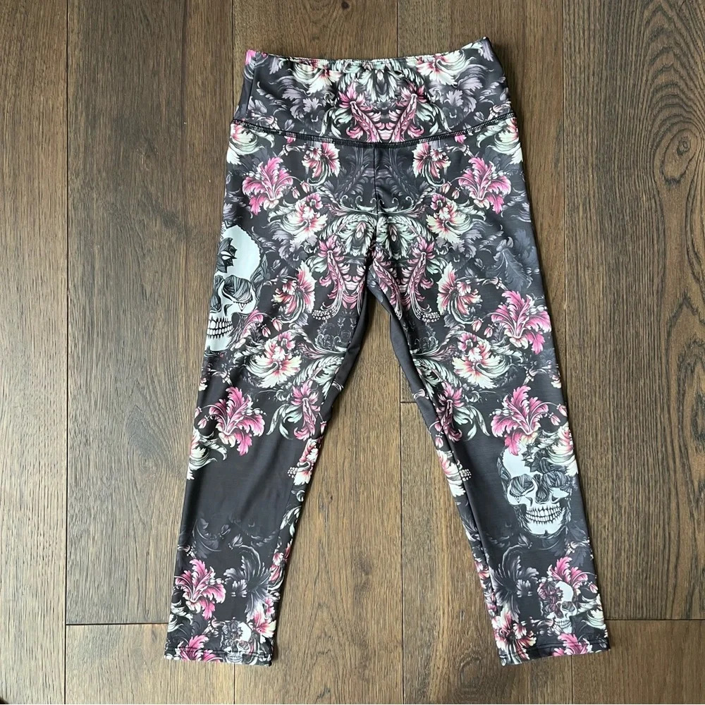 Onzie floral skull cropped yoga leggings, size XS
